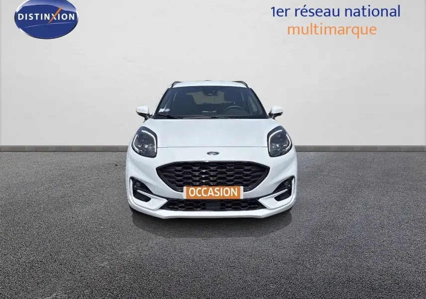 Vue frontale d'un Ford Puma blanc 2022 avec calandre noire et phares LED, affichant une plaque "OCCASION".