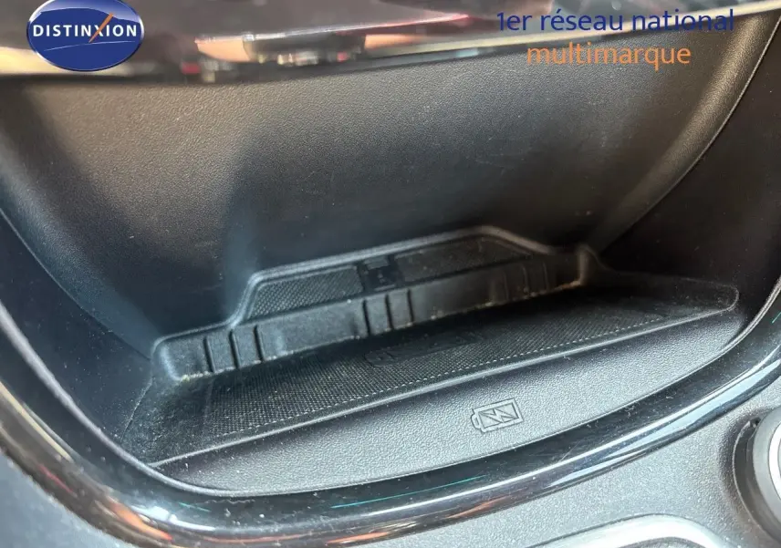 Espace de rangement avec recharge sans fil dans la console centrale d'un Ford Puma blanc 2022 finition ST Line.