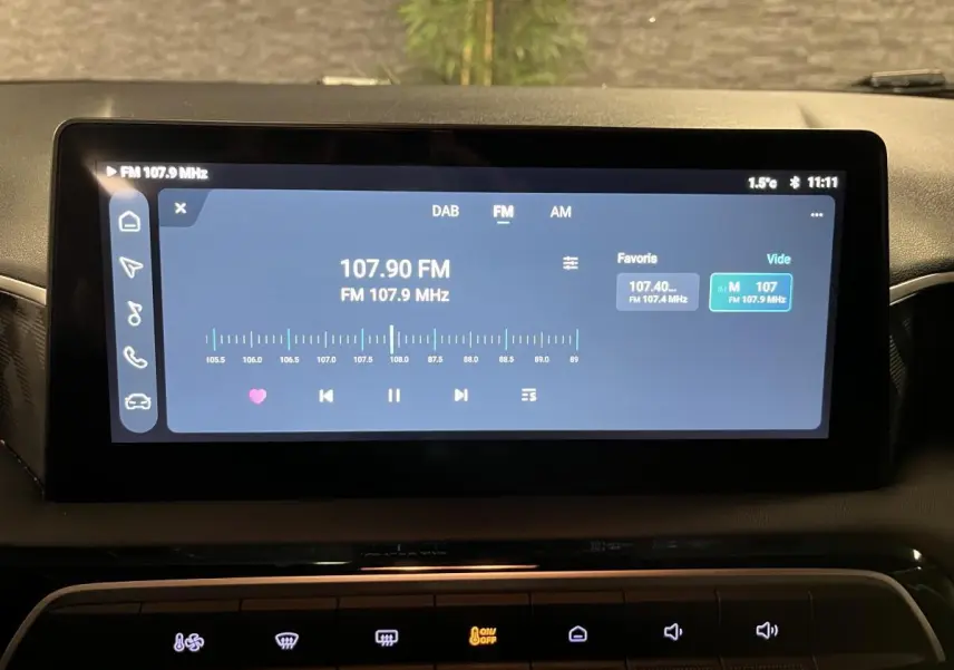 Écran tactile central allumé affichant la radio FM dans l'habitacle du MG3 blanc 2024.