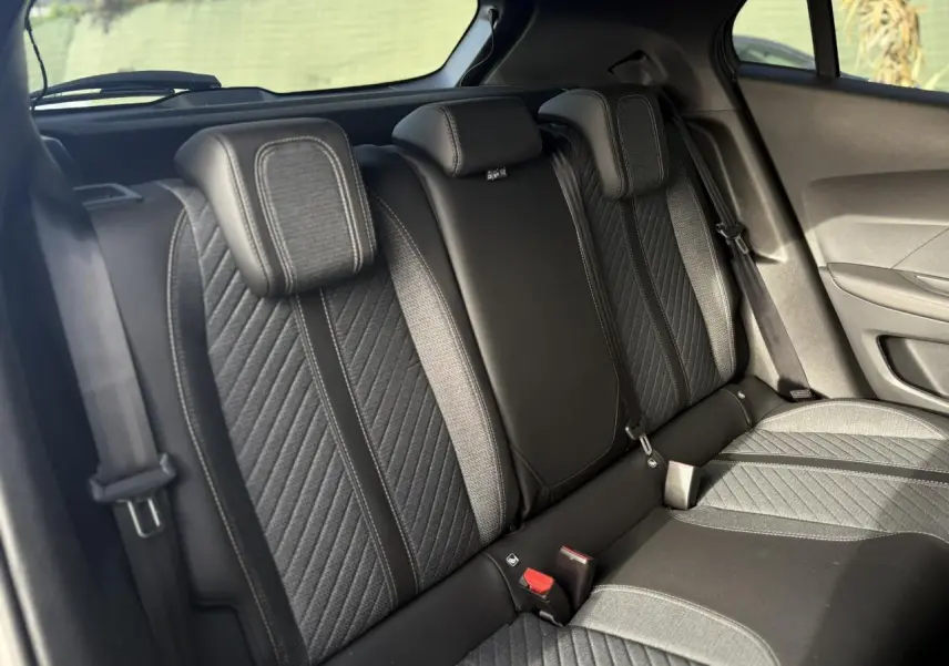 Vue intérieure de la banquette arrière en tissu gris et cuir noir du Peugeot 2008 Hybrid 145 e-DSC6 Allure 2025.
