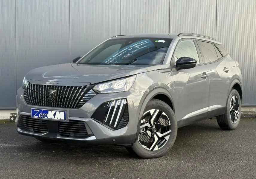 Peugeot 2008 Hybrid 145 e-DSC6 Allure gris Selenium en 3/4 avant droit avec jantes alliage bi-ton et barres de toit noires.