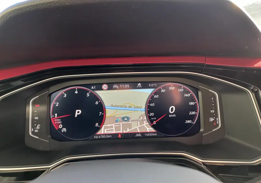 Tableau de bord numérique de Volkswagen Polo 2024, affichant compte-tours, vitesse à 0 km/h et navigation intégrée.