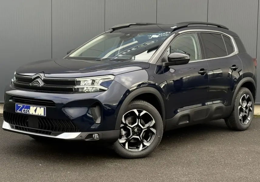 Citroën C5 Aircross Bleu Eclipse en 3/4 avant droit, avec toit bi-ton noir et jantes alliage 18 pouces.