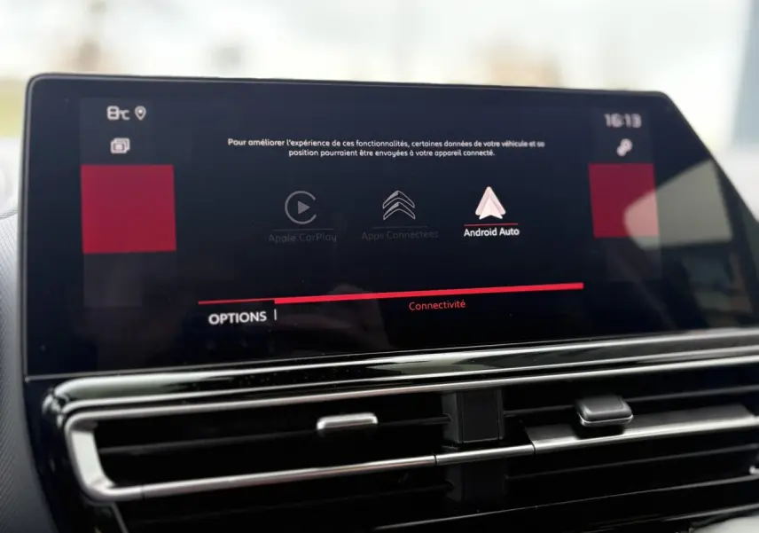 Écran tactile central du tableau de bord du Citroën C5 Aircross 2025 affichant les options Apple CarPlay et Android Auto.