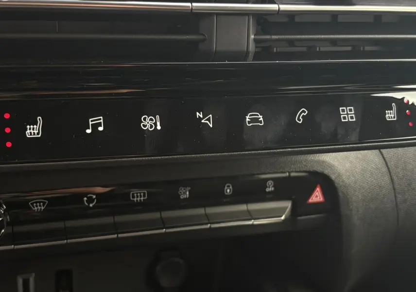 Gros plan sur la console centrale tactile noire du Citroën C5 Aircross 2025 avec commandes de sièges chauffants et multimédia.