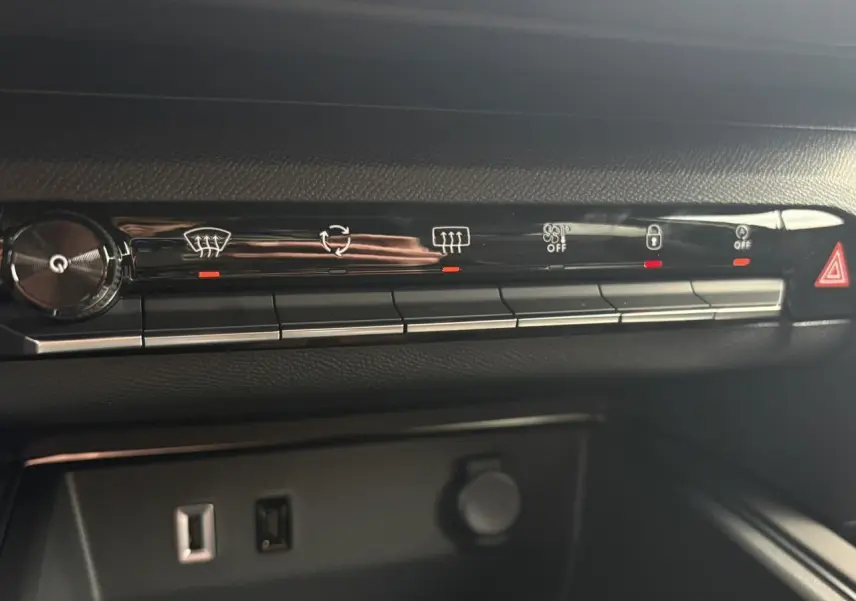 Gros plan sur la rangée de boutons de commande du tableau de bord intérieur du Citroën C5 Aircross 2025.