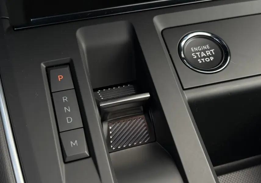 Gros plan sur la console centrale du Citroën C5 Aircross 2025 avec bouton start/stop et commandes de boîte auto.