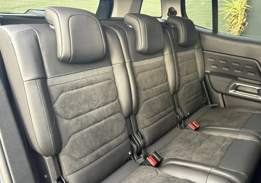 Vue intérieure des trois sièges arrière indépendants en Alcantara noir du Citroën C5 Aircross 2025, finition Urban Black.