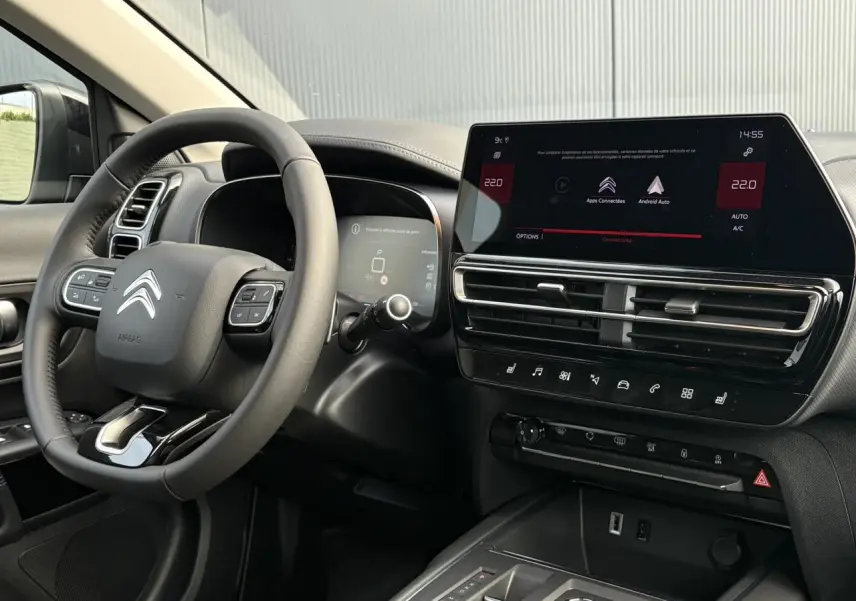 Vue intérieure côté conducteur du Citroën C5 Aircross 2025, tableau de bord noir avec écran tactile et volant multifonction.