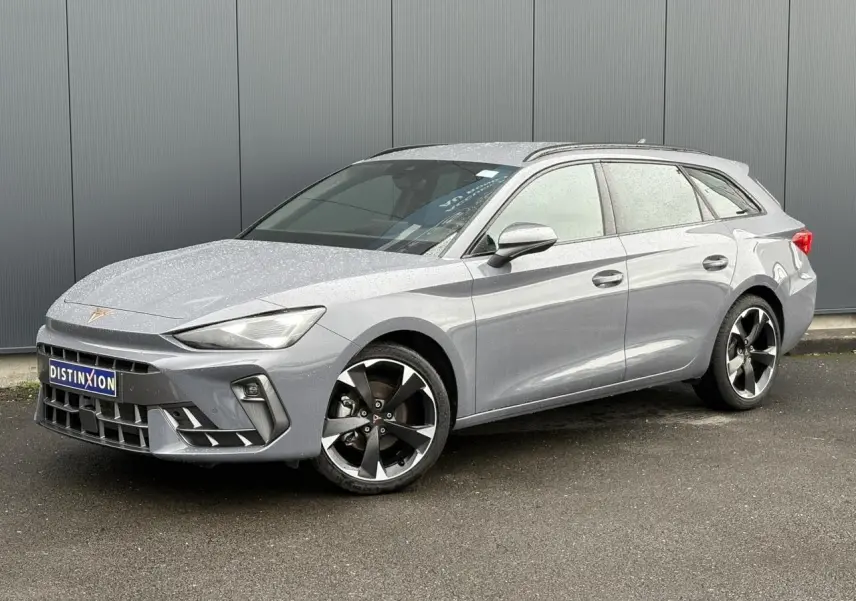 Vue 3/4 avant droite de la CUPRA LEON ST 2025 en Gris Graphene avec jantes alliage noires et grises.