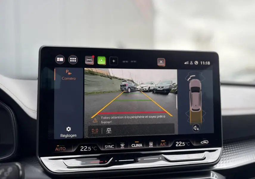 Écran tactile intérieur affichant la caméra de recul et les capteurs de stationnement du CUPRA Leon ST gris Graphene.