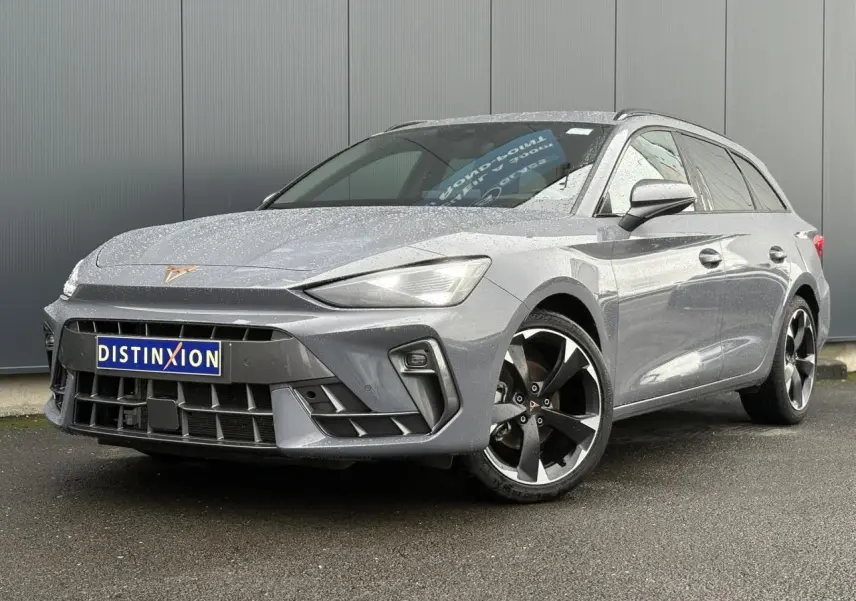 Vue 3/4 avant droite d'une CUPRA Leon ST gris Graphene avec jantes alliage noires et calandre marquée.