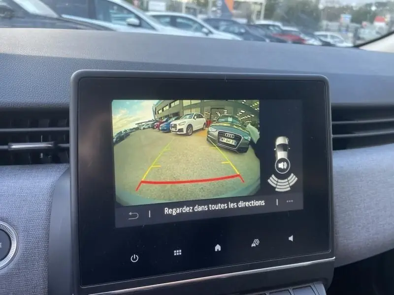 Affichage de la caméra de recul du Renault Clio V gris métal, vue intérieure du tableau de bord avec écran tactile.