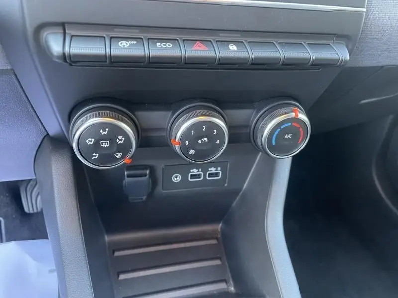 Vue rapprochée des commandes de climatisation et des boutons fonctionnels du tableau de bord de la Renault Clio V DCI 100 Evolution 2025.