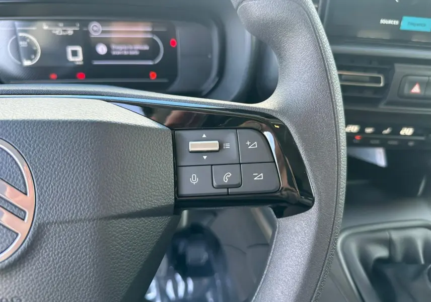 Écran tactile intérieur du Citroën Berlingo III blanc, affichant la caméra de recul avec guidage dynamique.