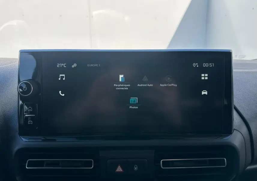 Gros plan sur la roue arrière droite en jante tôle grise du Citroën Berlingo blanc Icy, avec partie basse de la carrosserie visible.