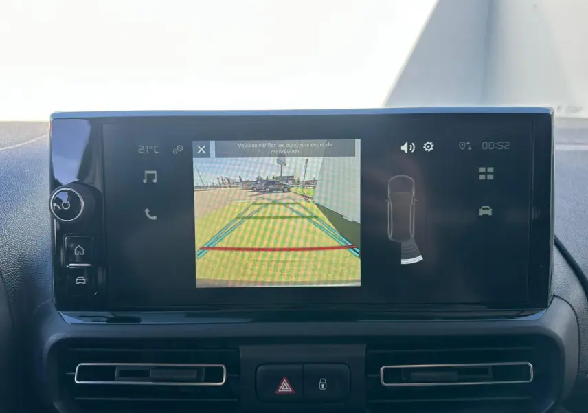 Gros plan sur le réglage manuel du siège conducteur en tissu noir dans l'habitacle du Citroën Berlingo blanc Icy.