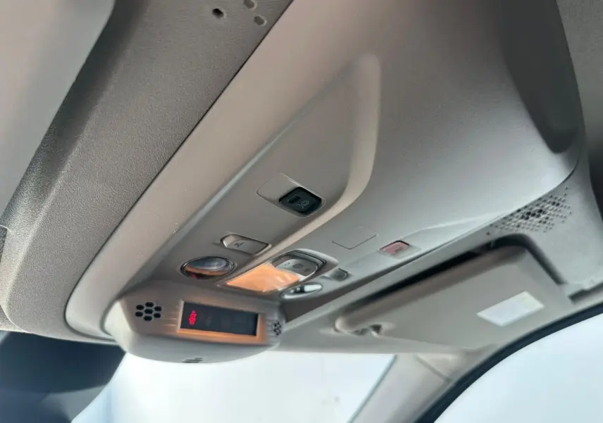 Plafonnier gris clair avec commandes et miroir pare-soleil dans l'habitacle du Citroën Berlingo blanc Icy.