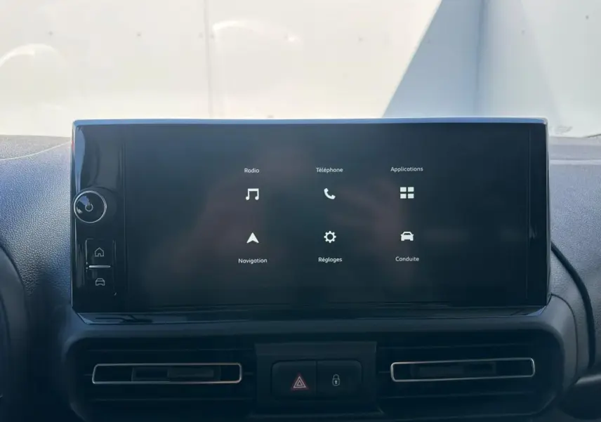 Écran tactile 10 pouces central du tableau de bord du Citroën Berlingo blanc, vue frontale rapprochée.
