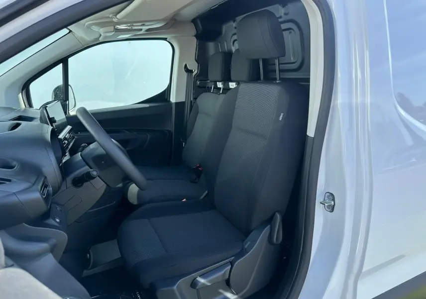 Gros plan sur la caméra de recul noire intégrée à la porte latérale droite du Citroën Berlingo blanc Icy.