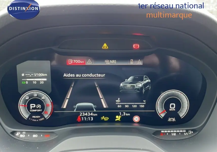 Vue rapprochée du tableau de bord numérique de l'Audi Q2 35 2.0 TDI noir, affichant les aides au conducteur et compteurs.