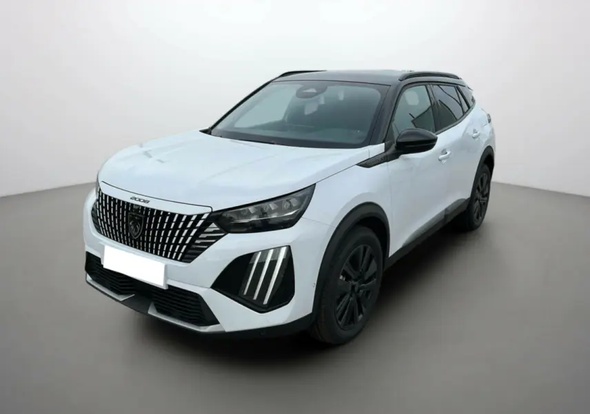 Peugeot 2008 Hybrid blanc okénite avec toit noir, vue 3/4 avant mettant en valeur la calandre distinctive.
