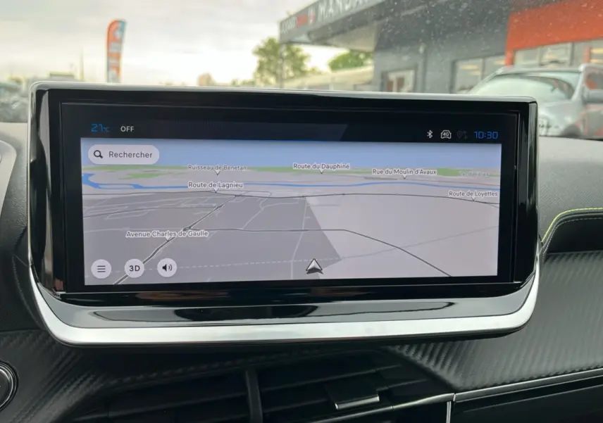 Écran tactile 10 pouces du Peugeot 2008 Hybrid 145 GT Vision affichant la navigation GPS en intérieur.