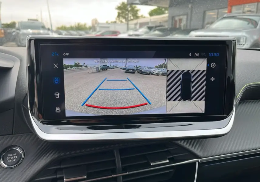 Écran tactile central du Peugeot 2008 Hybrid 145 GT Vision affichant la caméra 360° et l’aide au stationnement.