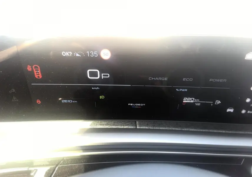 Tableau de bord numérique du Peugeot 5008 2025, affichage noir avec informations de conduite et logo central Peugeot.