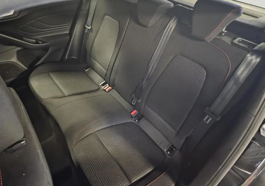 Vue intérieure de la banquette arrière noire avec surpiqûres rouges de la Ford Focus 2024 ST Line côté droit.