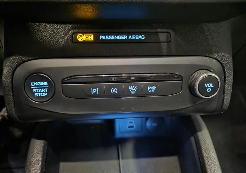 Vue rapprochée du tableau de bord noir de la Ford Focus 2024 montrant les commandes de démarrage et volume.