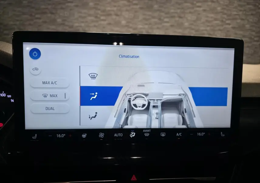 Écran tactile intérieur de la Ford Focus 2024 affichant les réglages de climatisation en vue frontale.