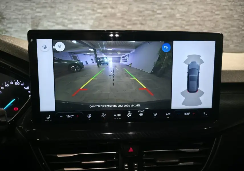 Écran tactile intérieur montrant la caméra de recul et l'aide au stationnement de la Ford Focus noire 2024.