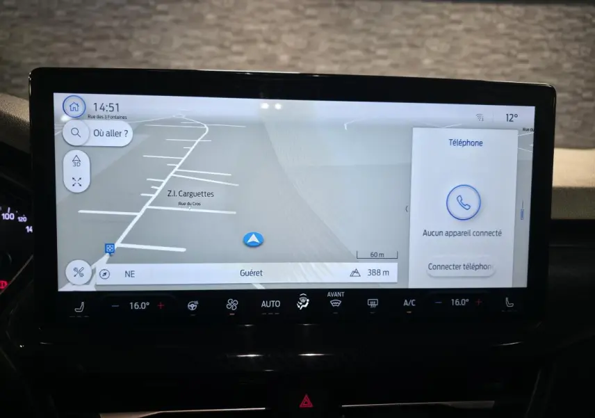 Écran tactile central de la Ford Focus 2024 affichant la navigation et les commandes climatisation en gros plan.