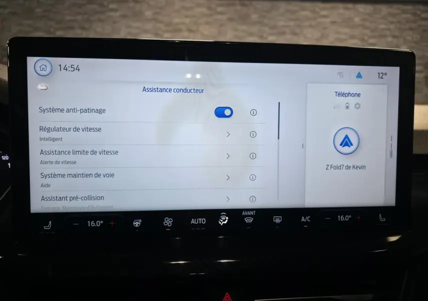Écran tactile intérieur de la Ford Focus 2024 affichant les aides à la conduite et la connexion téléphone.