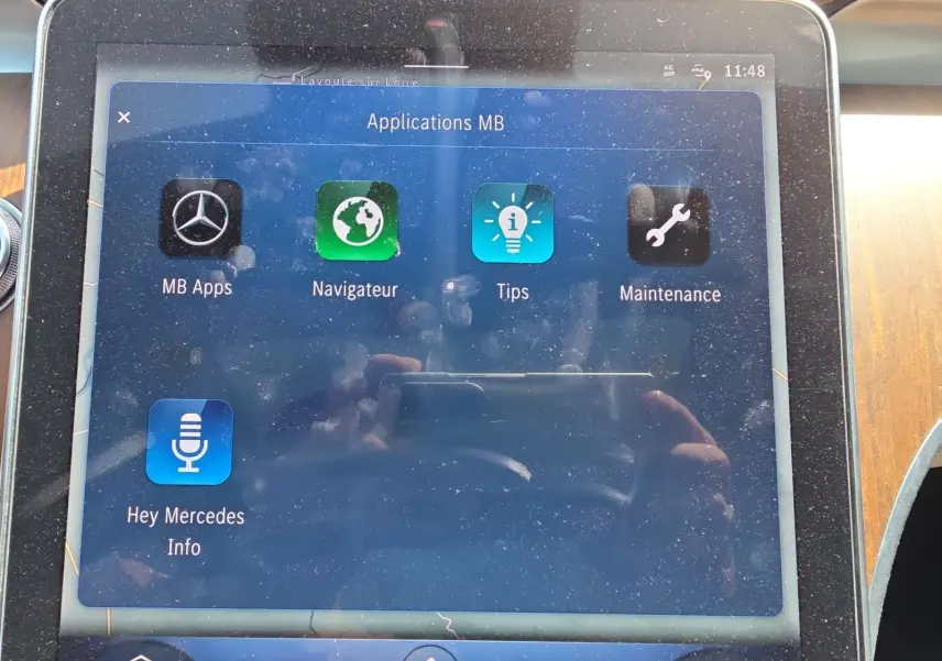 Écran tactile central de la Mercedes Classe C Break 220 D 4MATIC gris foncé, affichant les applications MB.