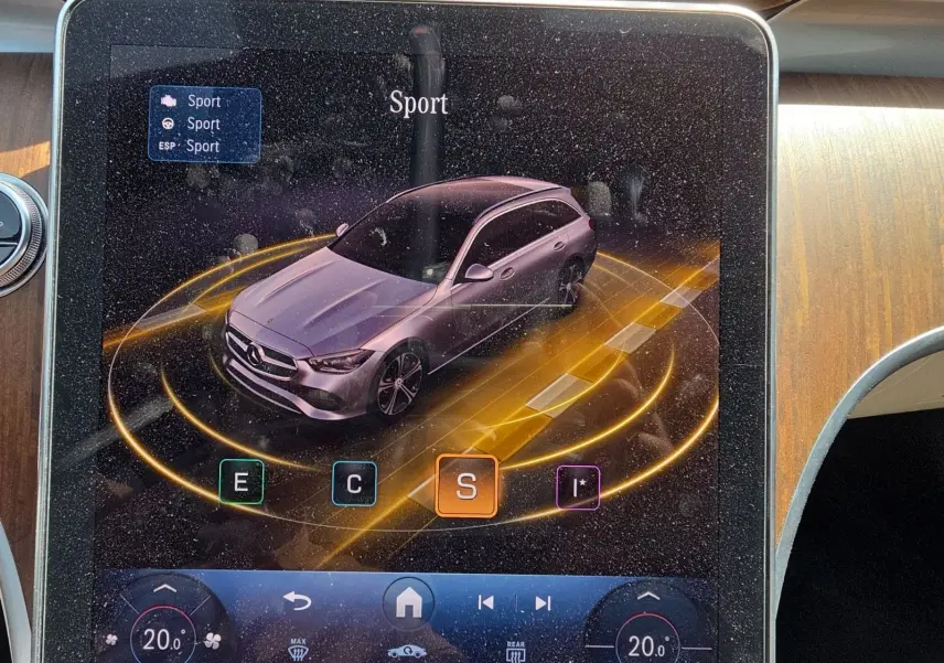 Écran tactile intérieur montrant le mode Sport avec une illustration 3D grise du break Mercedes Classe C 220 D 4MATIC.
