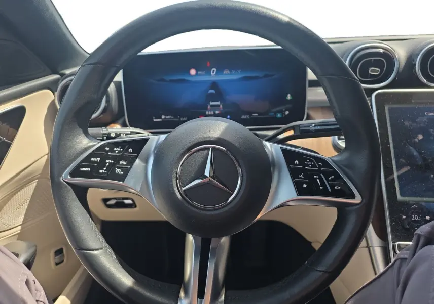 Vue intérieure centrée sur le volant cuir noir et le virtual cockpit de la Mercedes Classe C Break 220 D 4MATIC.