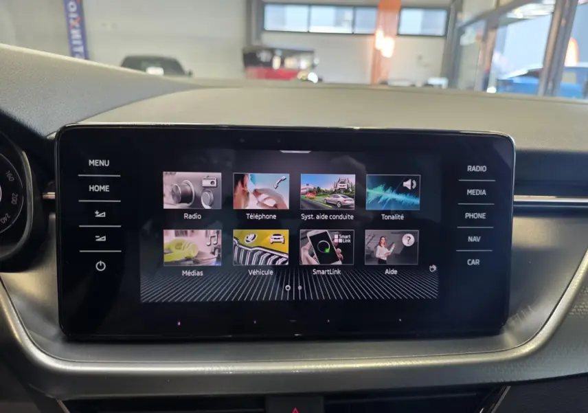 Écran tactile central du tableau de bord de la Skoda Scala 2020 affichant le menu principal multimédia et connectivité.
