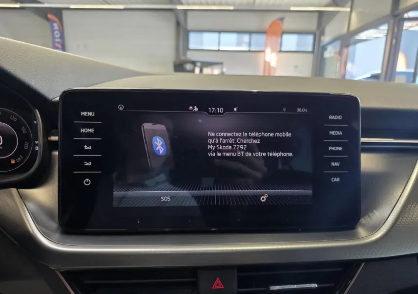 Écran tactile central du tableau de bord de la Skoda Scala 2020 affichant la connexion Bluetooth.