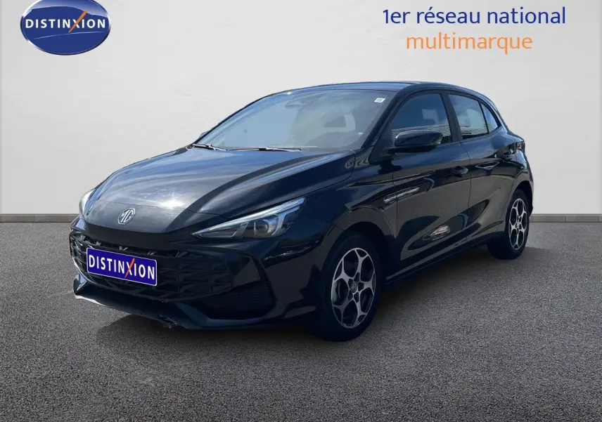 MG3 1.5L Hybrid+ 195ch en Pebble Black Metal, vue 3/4 avant droit avec jantes spécifiques et calandre noire.