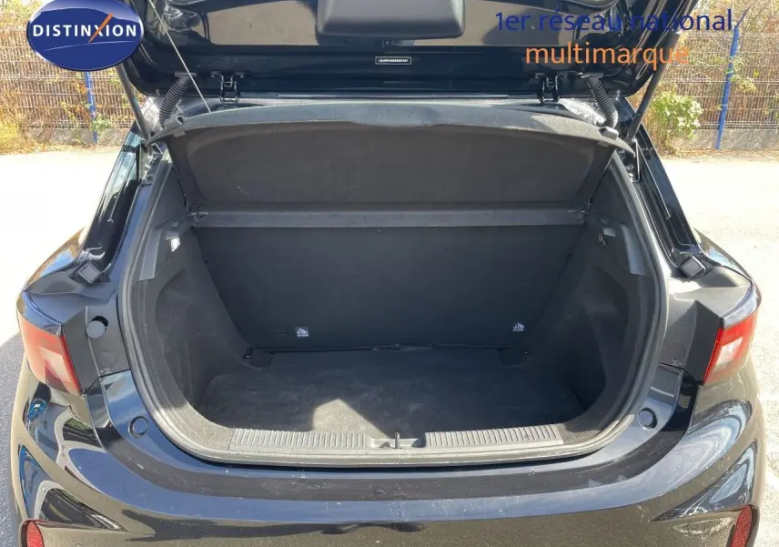Coffre ouvert vu de l'arrière d'une MG3 1.5L Hybrid+ 2024 en Pebble Black Metal, montrant l'espace de chargement vide.