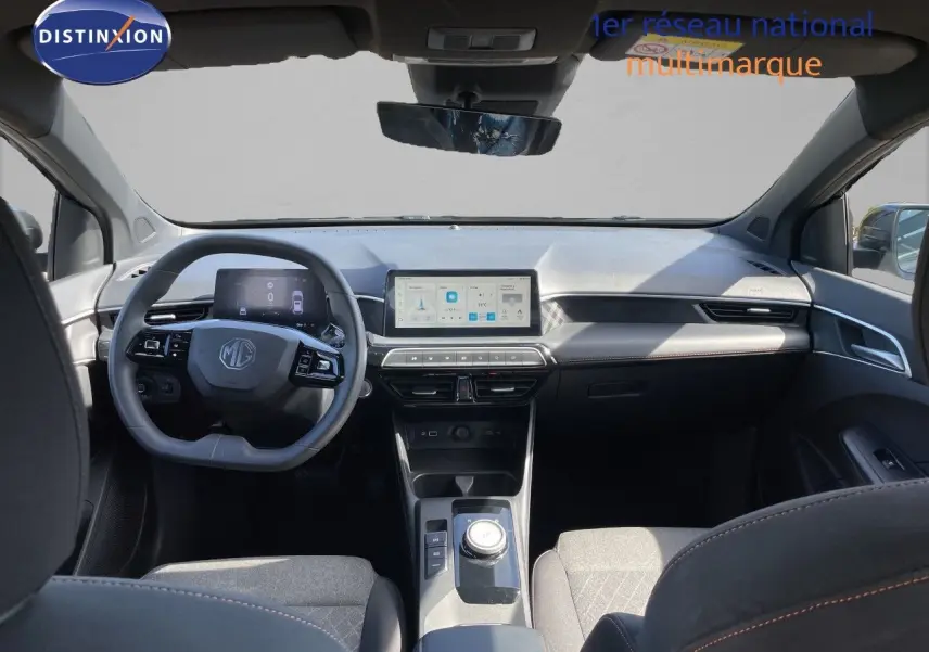 Vue intérieure avant du MG3 1.5L HYBRID+ 195CH COMFORT avec tableau de bord moderne et écran tactile central.