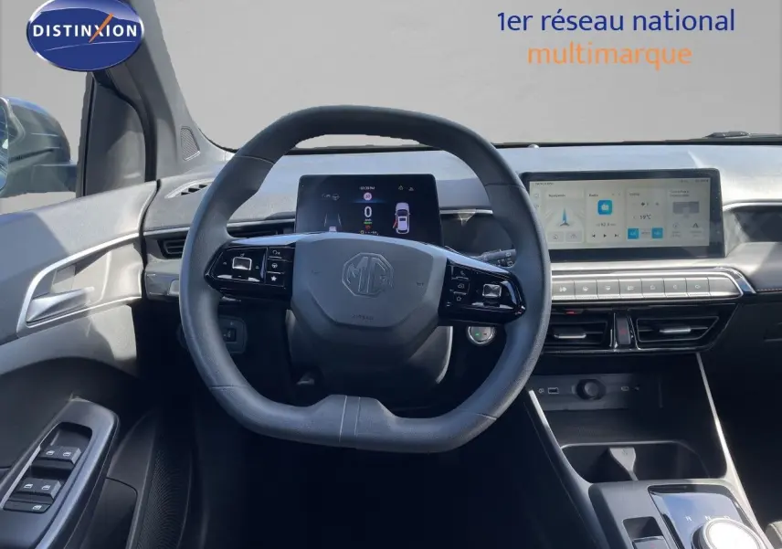 Vue intérieure centrée sur le volant et le tableau de bord numérique de la MG3 1.5L Hybrid+ 2024 en finition Comfort.