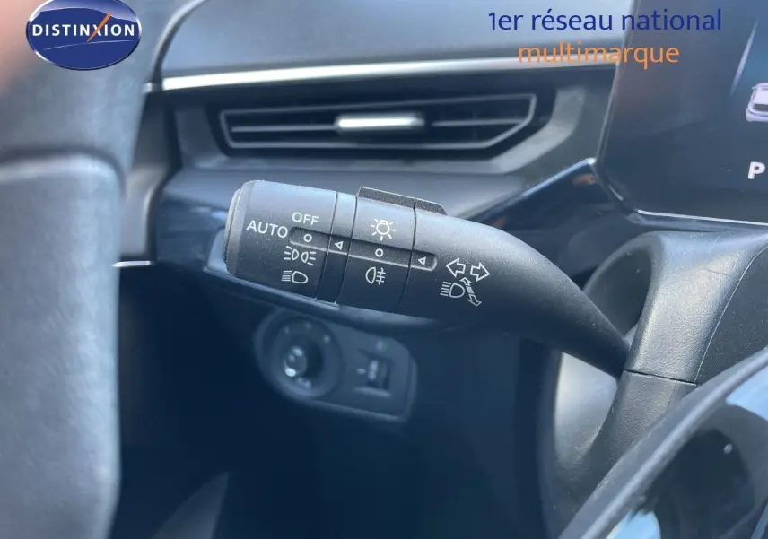 Gros plan sur la commande des phares et clignotants à gauche du volant dans l’habitacle noir du MG3 Pebble Black 2024.
