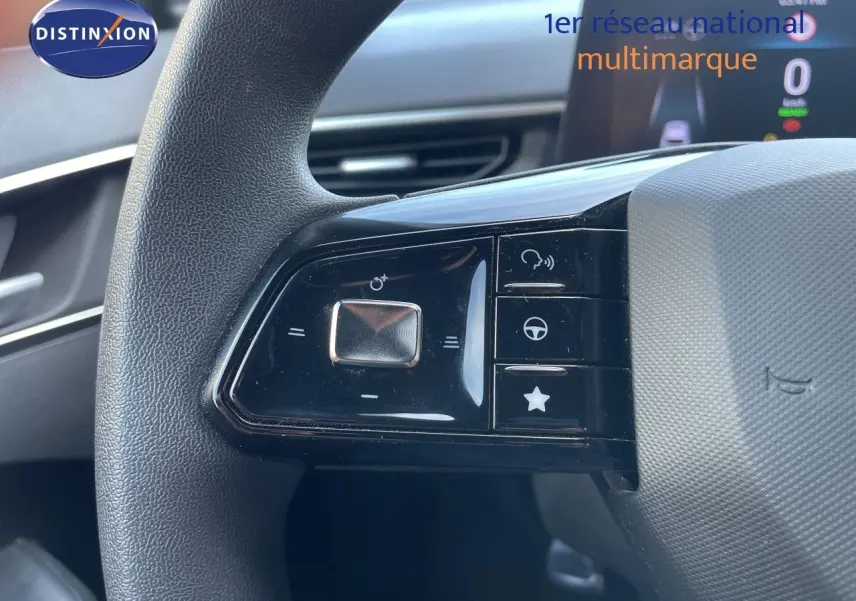 Gros plan sur les commandes gauche du volant du MG3 2024 Pebble Black Metal, avec boutons multifonctions et tableau de bord partiel.