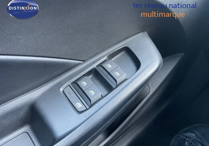 Gros plan sur les commandes de lève-vitres côté conducteur de la MG3 2024 en intérieur noir.