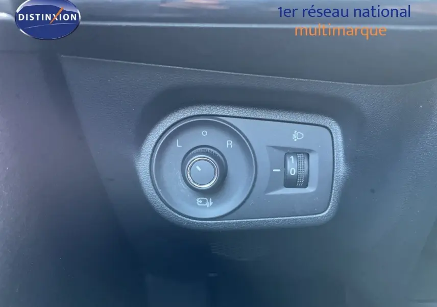 Gros plan sur le bouton de réglage des rétroviseurs et de l’éclairage intérieur d’une MG3 2024, finition Pebble Black Metal.
