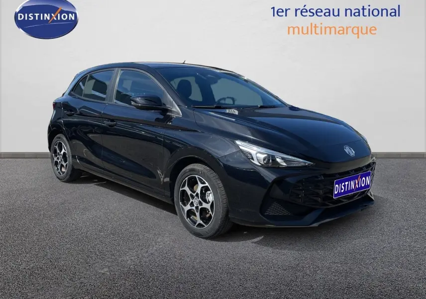MG3 2024 Pebble Black Metal en 3/4 avant droit, mettant en valeur ses jantes distinctives et son design compact hybride.