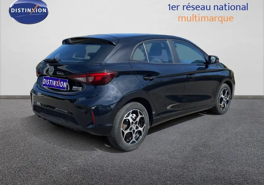 Vue 3/4 arrière droite d'une MG3 1.5L Hybrid+ 195CH en Pebble Black Metal avec jantes alliage distinctives.